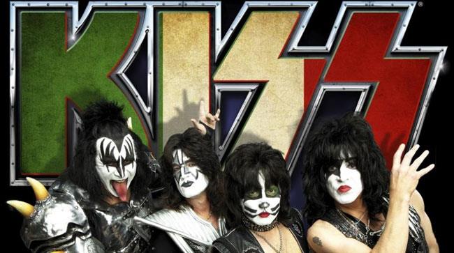 I componenti dei Kiss con il loro logo tricolore