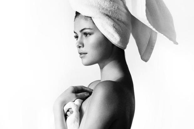 Selena Gomez si spoglia come Justin Bieber per il fotografo Mario Testino Selena Gomez nuda coperta solo da un asciugamano