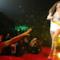 Selena Gomez cade sul palco e canta Roar di Katy Perry al posto di Royals di Lorde
