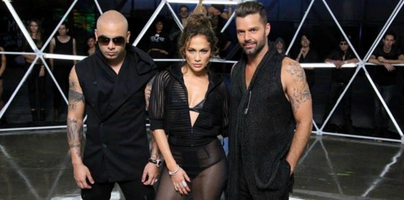 Jennifer Lopez , Ricky Martin e Wisin in una gabbia fatta di neon