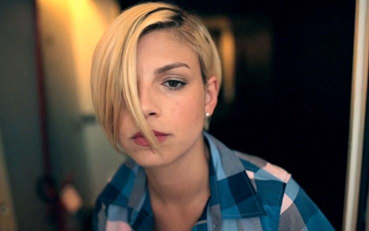 Camicia e ciuffo di Emma Marrone