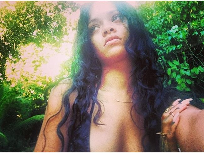 Autoscatto di Rihanna nella foresta brasiliana