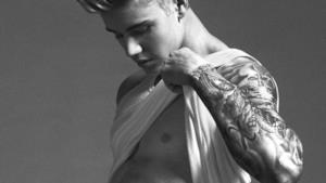 Justin Bieber senza maglia addominali