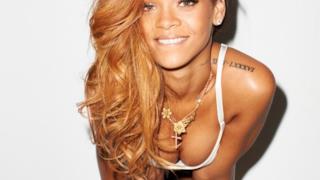 Rihanna decollete