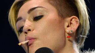 Miley Cyrus Fuma una canna - 4