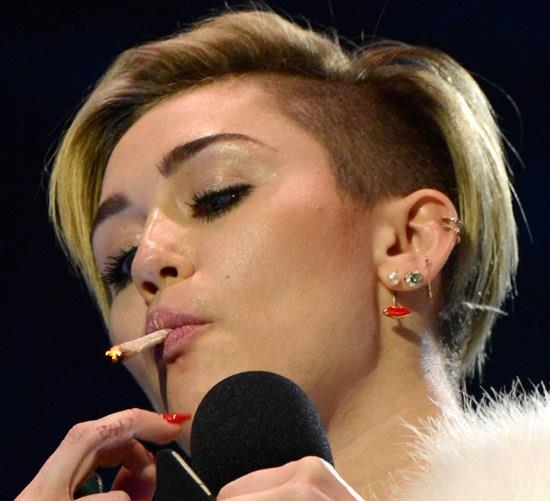 Miley Cyrus Fuma una canna - 4