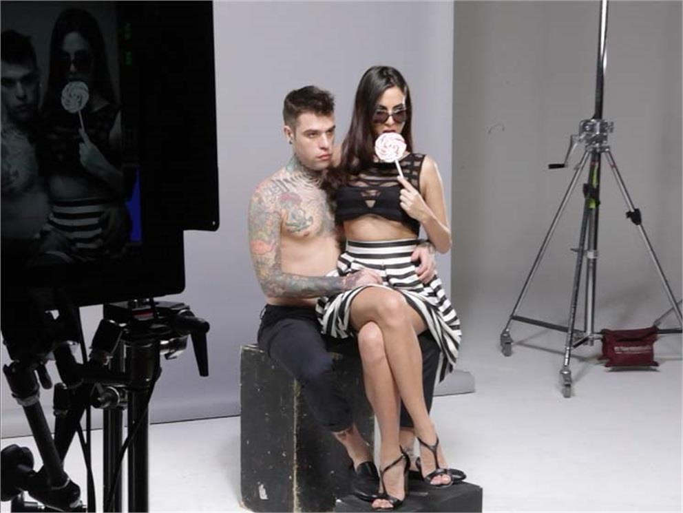 Fedez e Giulia nel backstage