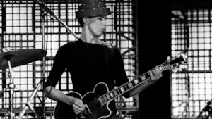 Bob Casale dei Devo durante un'esibizione