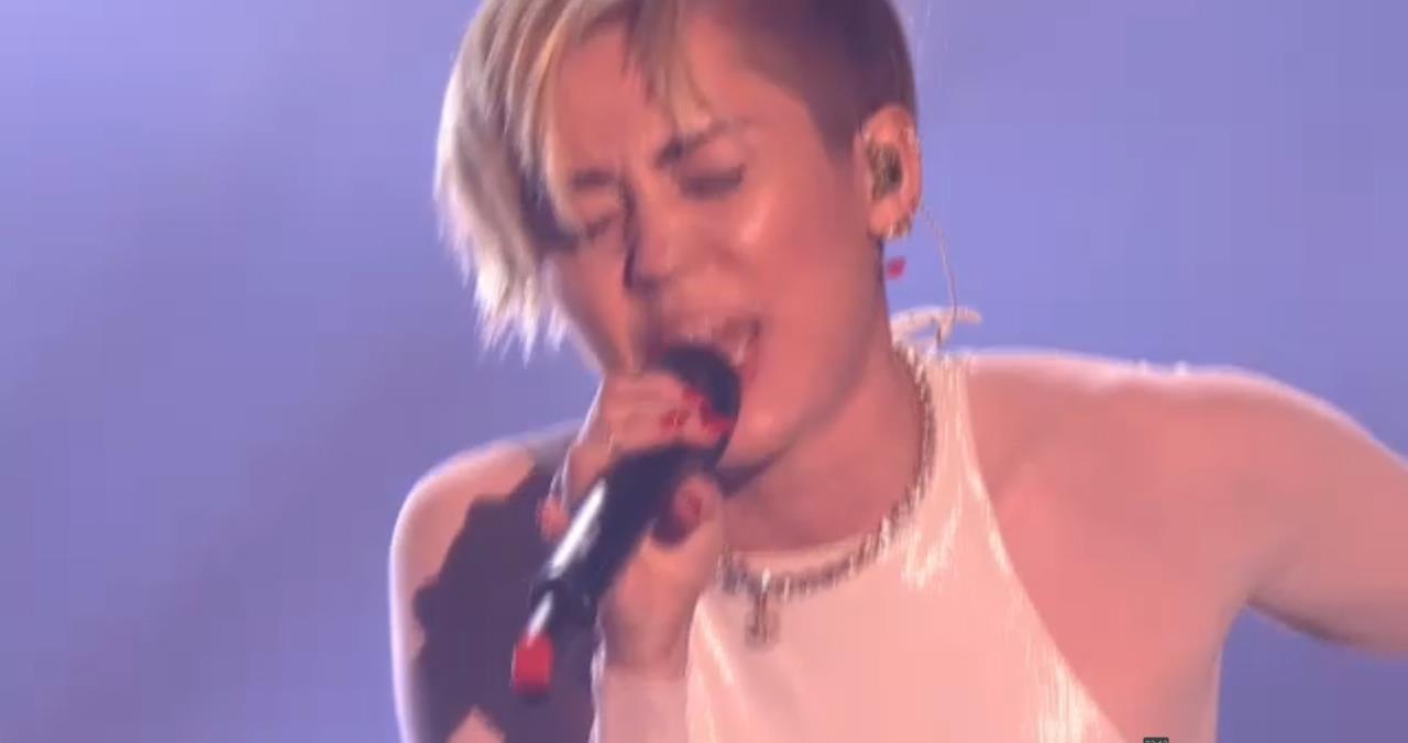 Miley Cyrus Sexy Outfit MTV ema Awards - 11