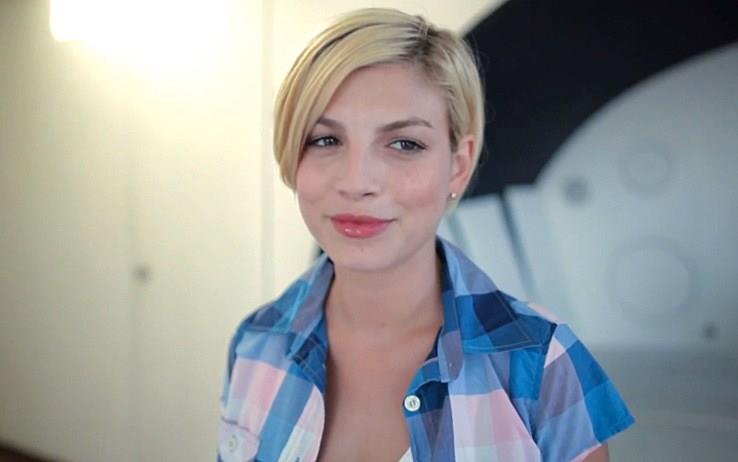 Emma Marrone sorride in camera