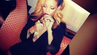 Rihanna fuma durante una pausa