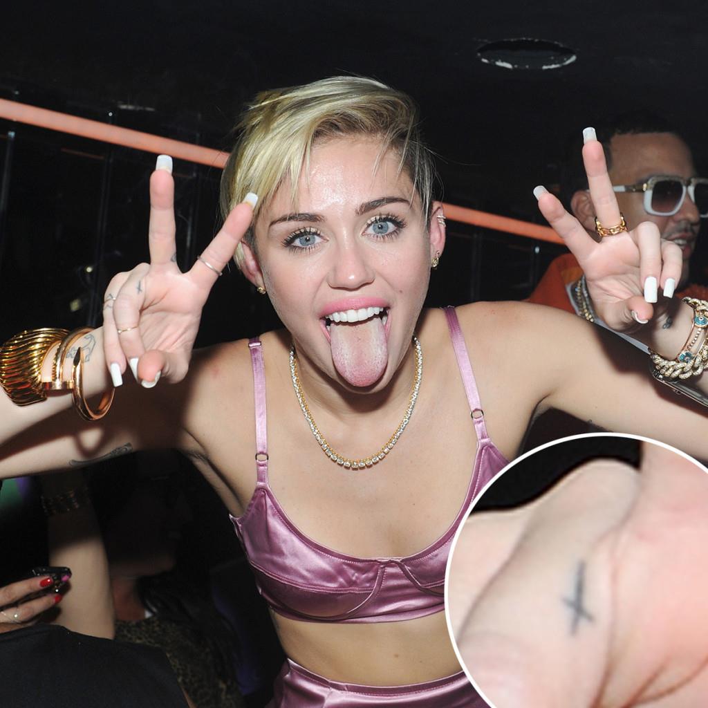 Tatuaggio croce di Miley Cyrus