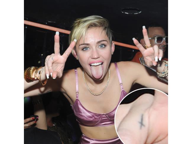 Tatuaggio croce di Miley Cyrus