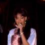 Rihanna con il microfono