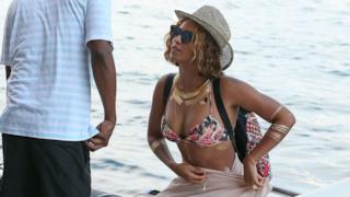 Beyoncé seduta in barca parla con Jay-Z