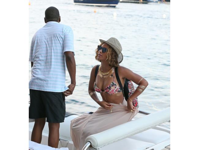 Beyoncé seduta in barca parla con Jay-Z