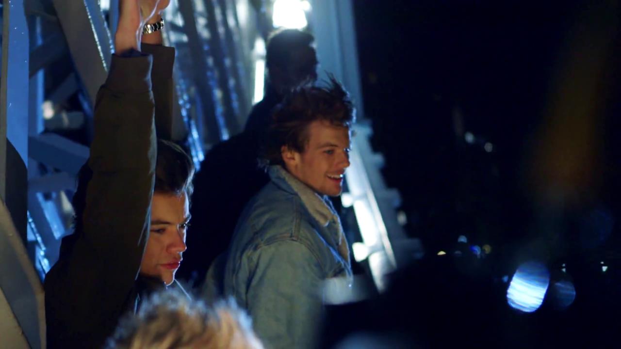 Il forte vento "pettina" i capelli di Louis ed Harry