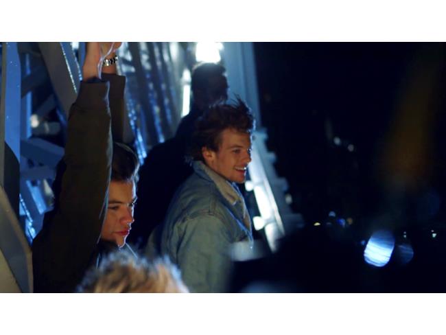 Il forte vento "pettina" i capelli di Louis ed Harry