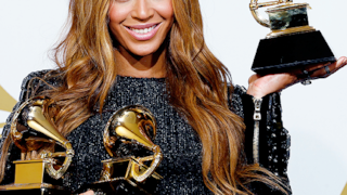 Beyoncé con i premi vinti ai Grammy 2015