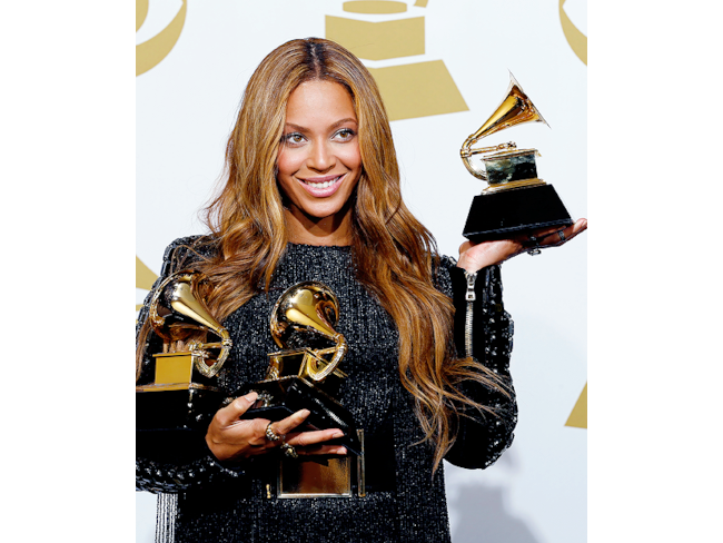 Beyoncé con i premi vinti ai Grammy 2015
