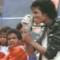 Michael Jackson e Pepsi di nuovo insieme, ma senza capelli bruciati