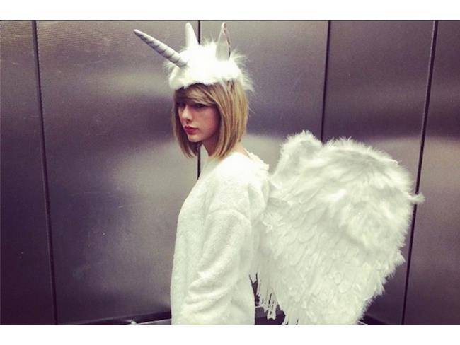 Taylor Swift vestita da unicorno