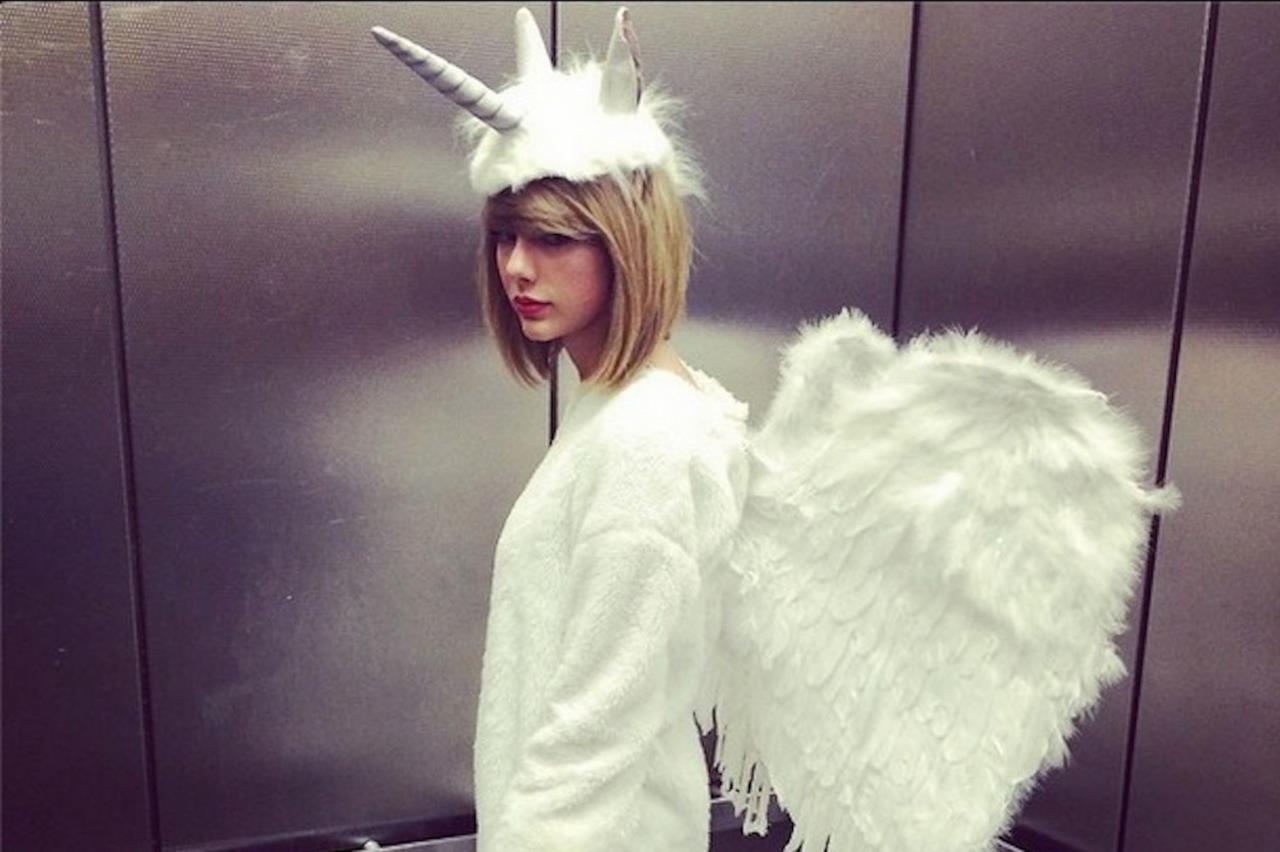 Taylor Swift vestita da unicorno