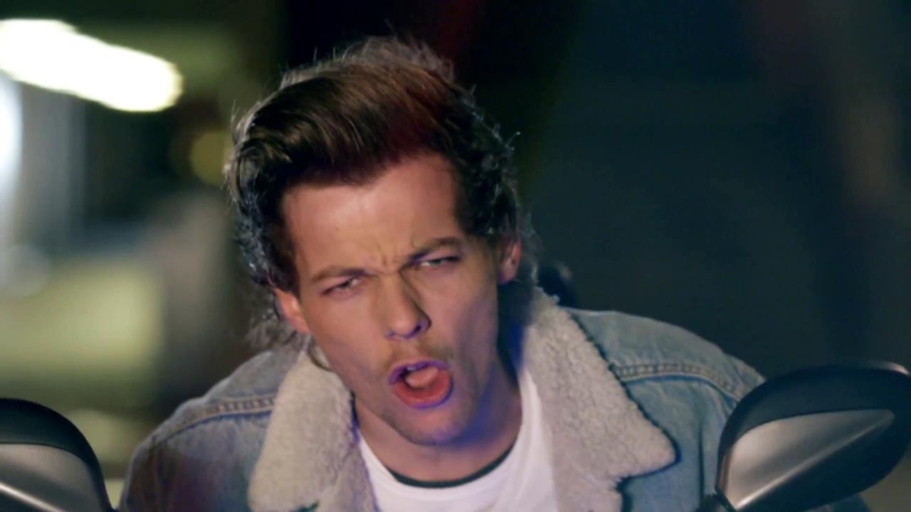 Louis a bordo del kart rosso