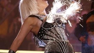 Lady Gaga reggiseno esplosivo