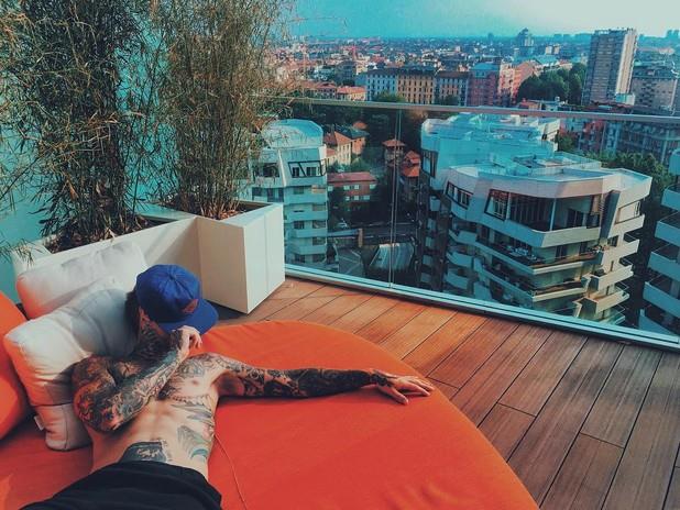 Fedez in terrazza