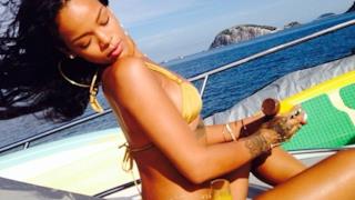 Rihanna prende il sole in Brasile