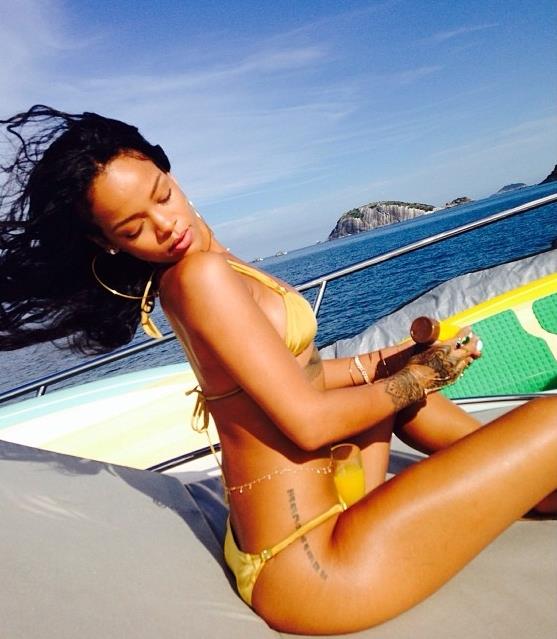 Rihanna prende il sole in Brasile