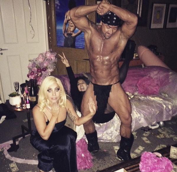 Spogliarellisti durante la festa