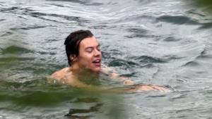 Harry Styles dei One Direction fa il bagno nel lago di Como