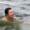 Harry Styles dei One Direction fa il bagno nel lago di Como