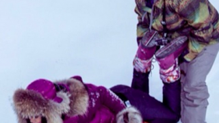 Rihanna scherza sulla neve con un'amica ad Aspen