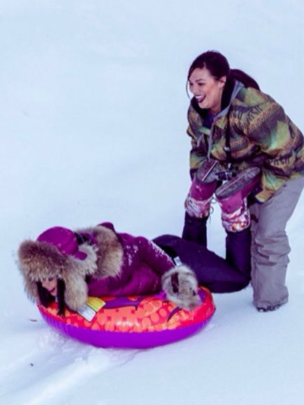 Rihanna scherza sulla neve con un'amica ad Aspen