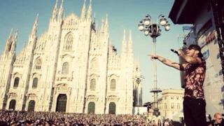 Emis Killa il concerto a Milano con lo sfondo del Duomo
