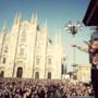 Emis Killa il concerto a Milano con lo sfondo del Duomo