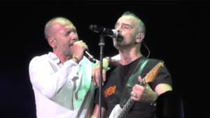 Biagio Antonacci e Eros Ramazzotti insieme durante un'esibizione live