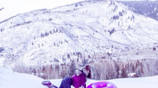 Rihanna gioca sulle nevi di Aspen