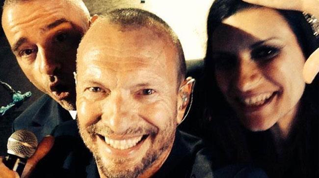 Selfie di Biagio Antonacci, Eros Ramazzotti e Laura Pausini sul palco