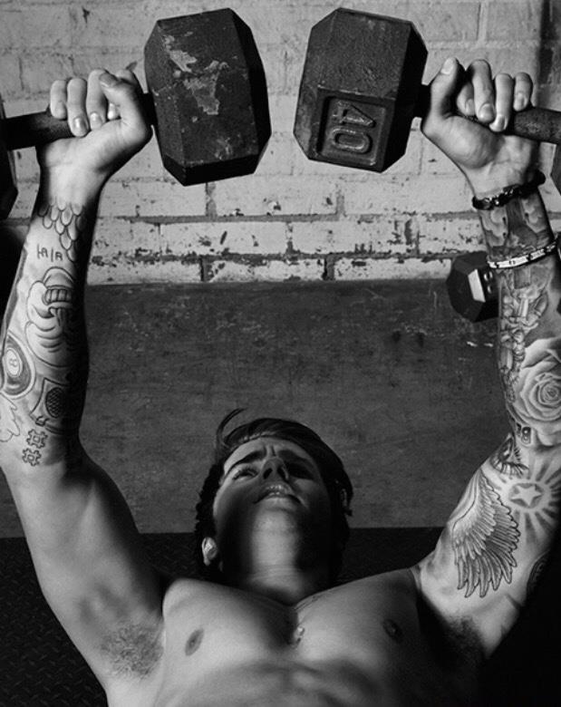 Justin Bieber fa fatica alzando i manubri su Men’s Health