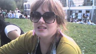 Adele con occhiali da sole