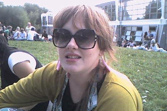 Adele con occhiali da sole