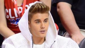 Primo piano di Justin Bieber con un cappuccio bianco