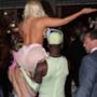 Lady Gaga di spalle in braccio ai suoi valletti