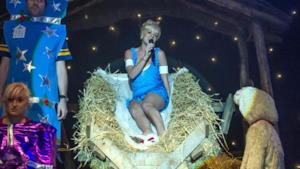 Lily Allen nel presepe vivente durante il suo concerto