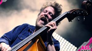 Mumford & Sons, bassista operato d'ugenza