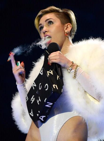 Miley Cyrus Fuma una canna - 10